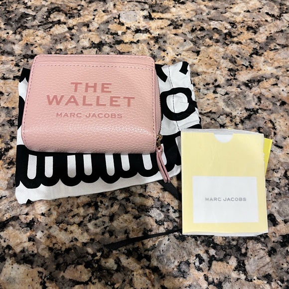 Marc Jacobs zip wallet - Picture 2 of 5